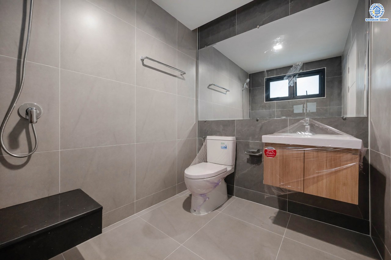 บ้านมือสองตกแต่งใหม่ โครงการ พฤกษ์ภิรมย์รีเจนท์ ปิ่นเกล้า บนสังคมคุณภาพจากแบรนด์ Q.House หลังใหญ่กว่า 113.4 ตร.ว. ดีไซน์ทันสมัยฟังก์ชัน 5 ห้องนอน (ห้องนอนชั้นล่าง 1 ห้อง) 5 ห้องน้ำ 1 ห้องแม่บ้าน จอดรถได้ 3 คัน บนที่สุดแห่งทำเลศักยภาพ หน้าโครงการติดถ.กาญจนาภิเษก เชื่อมต่อทุกการเดินทาง ใกล้จุดขึ้นทางด่วน "ศรีรัช" และรถไฟฟ้าสายสีม่วง "สถานีตลาดบางใหญ่"